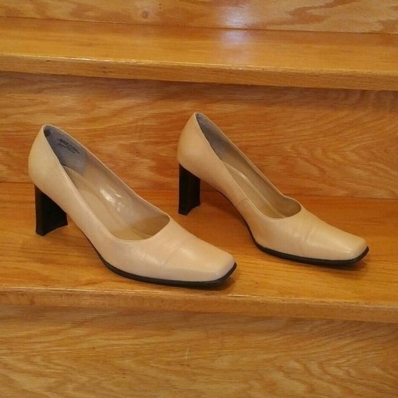 FLASH SALE! Vintage Square-Toe Pumps, Buttercream Faux-Leather. Size 8-1/2 - Picture 4 of 6
